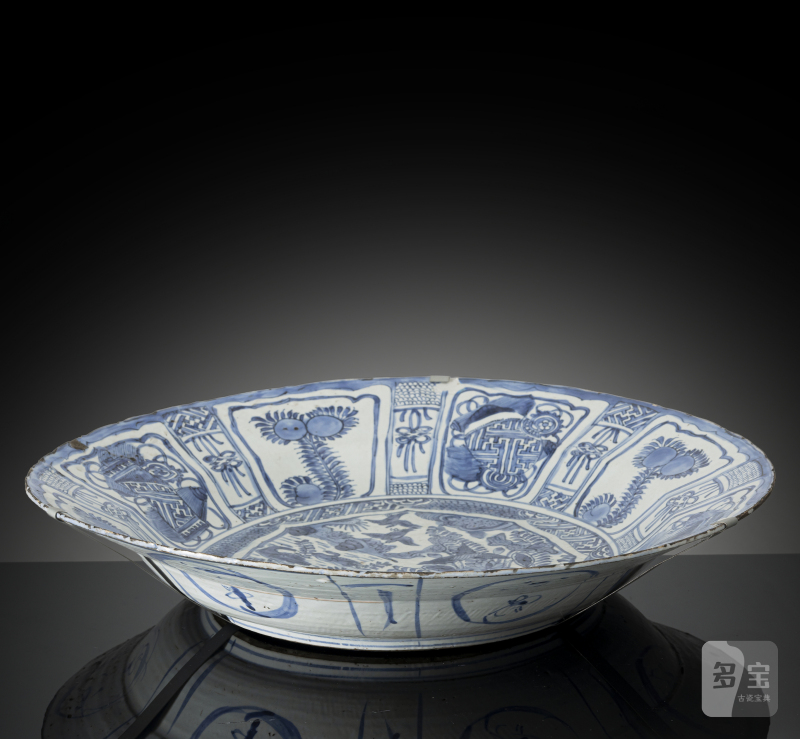 A large porcelain 'Kraak' charger decorated in underglaze blue with ducks and flowers - 图2